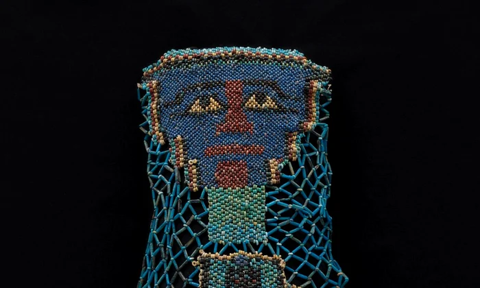 Giulgiul funerar egiptean din plasă de mărgele (© Art Institute of Chicago, Gift of Henry H. Getty and Charles L. Hutchinson / CC0, Public Domain)