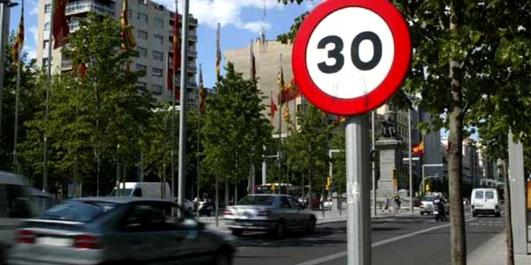 Indicator de limitare de viteză la 30 de km la oră, în Zaragoza. foto: Fotoarca