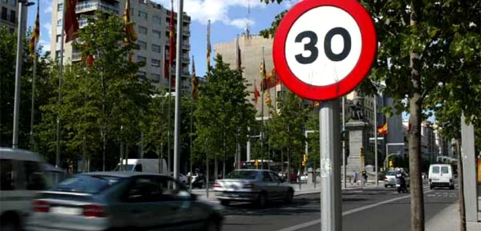 Indicator de limitare de viteză la 30 de km la oră, în Zaragoza. foto: Fotoarca