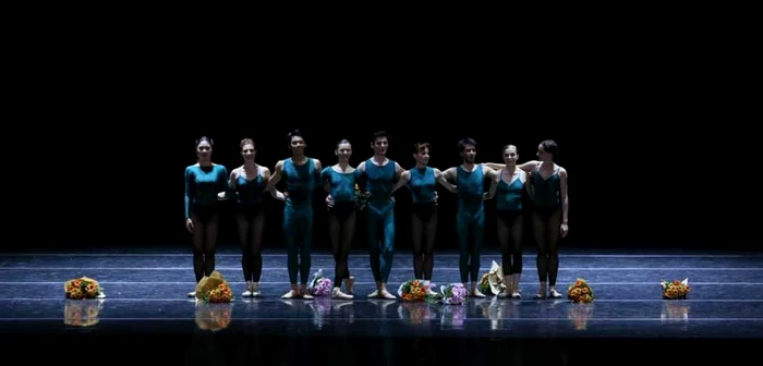 Frăţia artei: dansatorii Corpului de Balet
al Operei Bucureşti, la finalul lucrării „In the Middle, Somewhat Elevated” FOTOGRAFII: Cristian Lăzărescu
