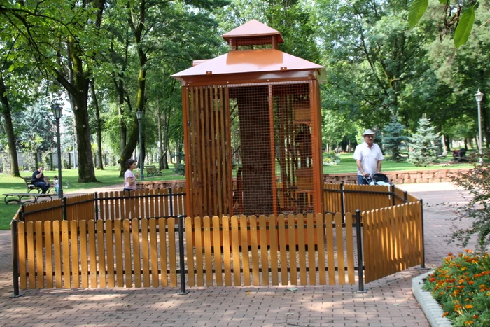 Aşa arată voliera care adăposteşte veveriţele din parc