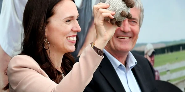Prim ministrul Jacinda Ardern primeşte un dar pentru fiica ei Neve. FOTO Guliver-Gettyimages