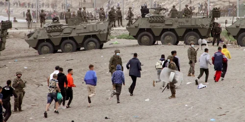 Migranţi Maroc enclava spaniolă Ceuta - 18 mai 2021 / FOTO EPA - EFE