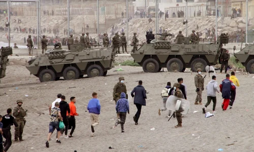 Migranţi Maroc enclava spaniolă Ceuta - 18 mai 2021 / FOTO EPA - EFE