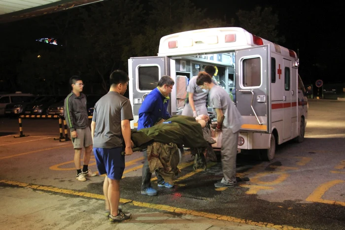 Una dintre victimele grănicerului sud-coreean, transportată la spital. FOTO Reuters