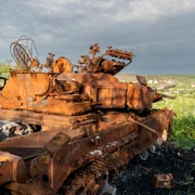 Tanc rusesc distrus in Ucraina FOTO Profimedia jpg