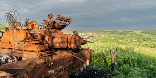 Tanc rusesc distrus in Ucraina FOTO Profimedia jpg