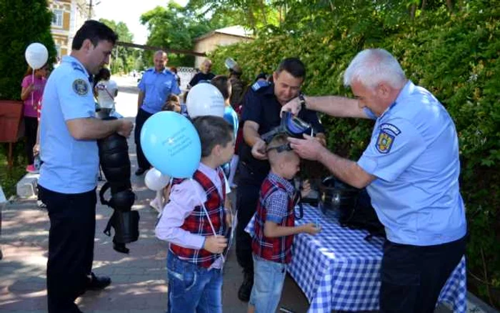 Copiii au avut ocazia de a proba orice echipament al jandarmilor pe care l-au văzut