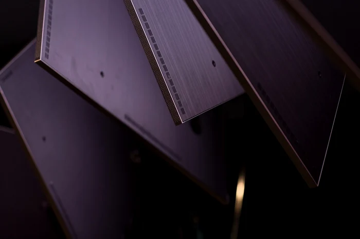 Instalatie de artă din televizoare Samsung Neo QLED Infinity