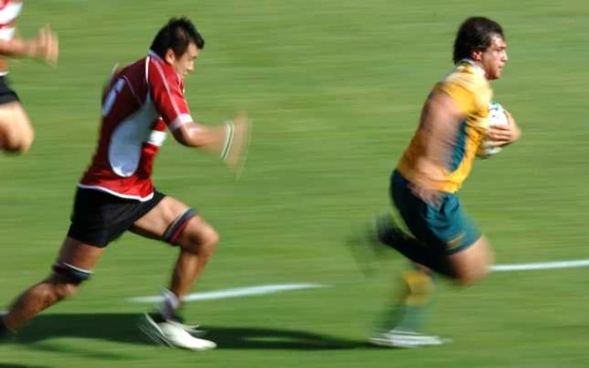 Yasunori Watanabe (în roşu) a jucat împotriva naţiunilor majore din rugby