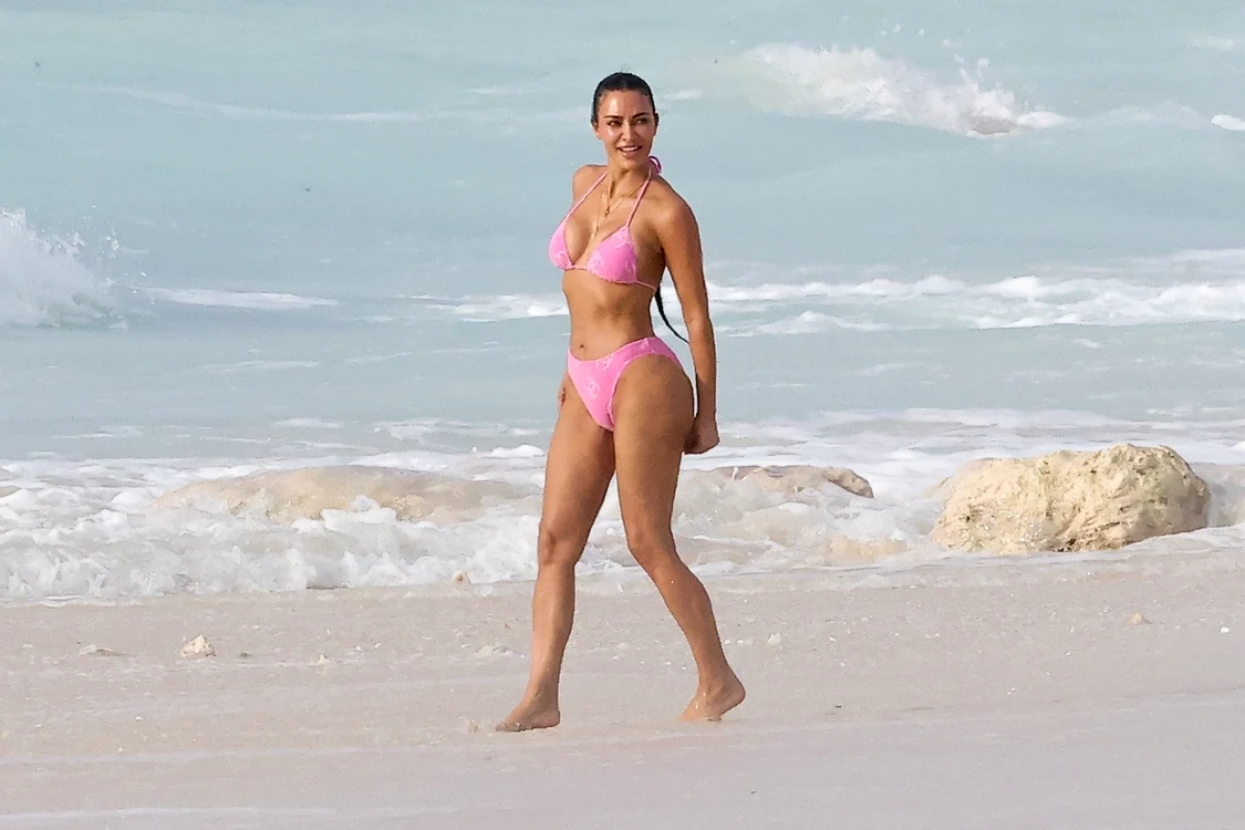 Kim Kardashian, într-un costumd e baie roz Chanel. Septembrie 2023