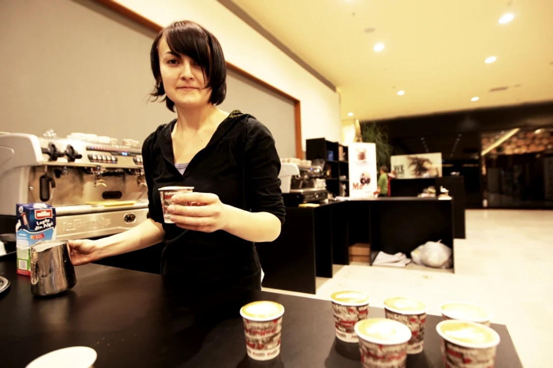 Unul dintre concurenţi, Floriana Vlaicu a început să exerseze încă de ieri pregătirea cafelei / Foto: Thomas Câmpean
