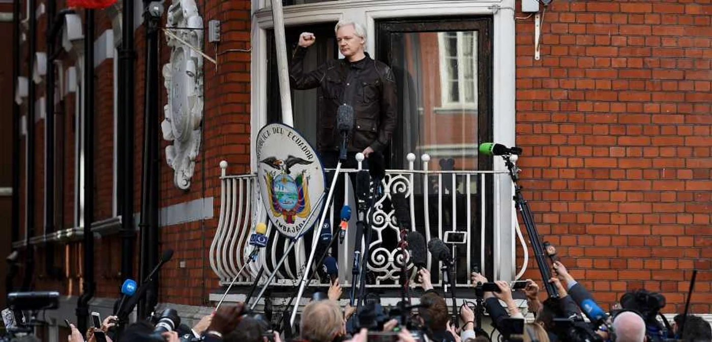 Julian Assange vorbeşte cu presa din balconul Ambasadei Ecuadorului de la Londra FOTO EPA / Andy Rai