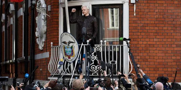Julian Assange vorbeşte cu presa din balconul Ambasadei Ecuadorului de la Londra Marea Britanie FOTO EPA / Andy Rain