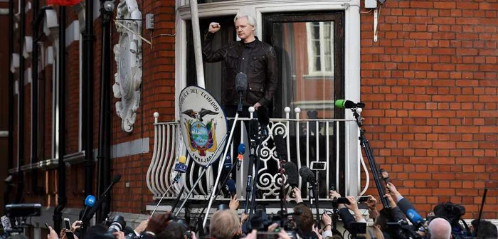 Julian Assange vorbeşte cu presa din balconul Ambasadei Ecuadorului de la Londra FOTO EPA / Andy Rai