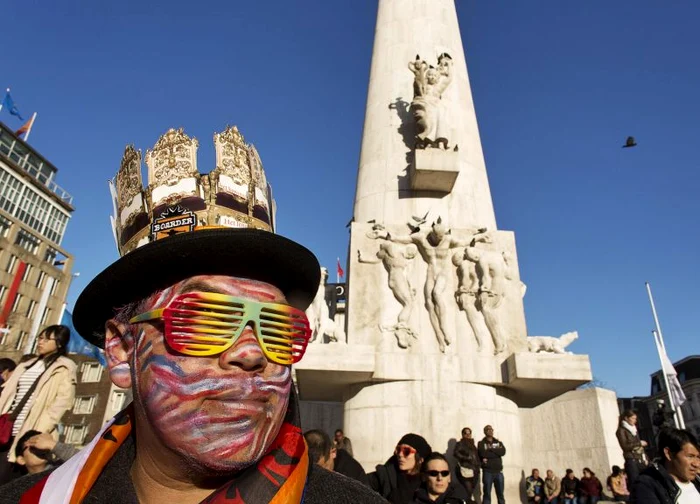 Olandezii l-au celebrat pe străzi pe noul rege Willem Alexander. (Foto: Reuters)