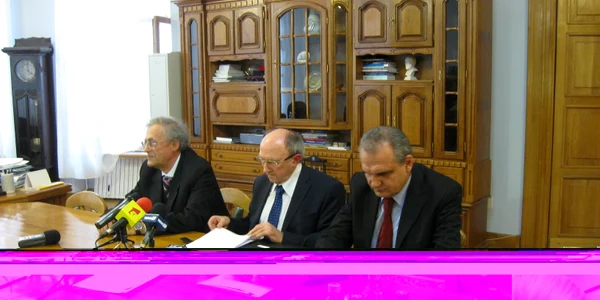 Ministrul Sănătăţii, Ladislau Ritli, (centru) a anunţat noile măsuri la Iaşi