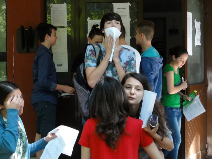 Miercuri 25 iunie, au fost noi emoţii pentru absolvenţii clasei a VIII-a la Matematică (FOTO: Mugurel Manea)