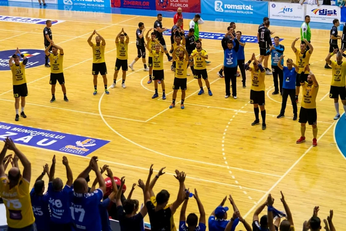 Echipa de handbal a Focşaniului mulţumind publicului