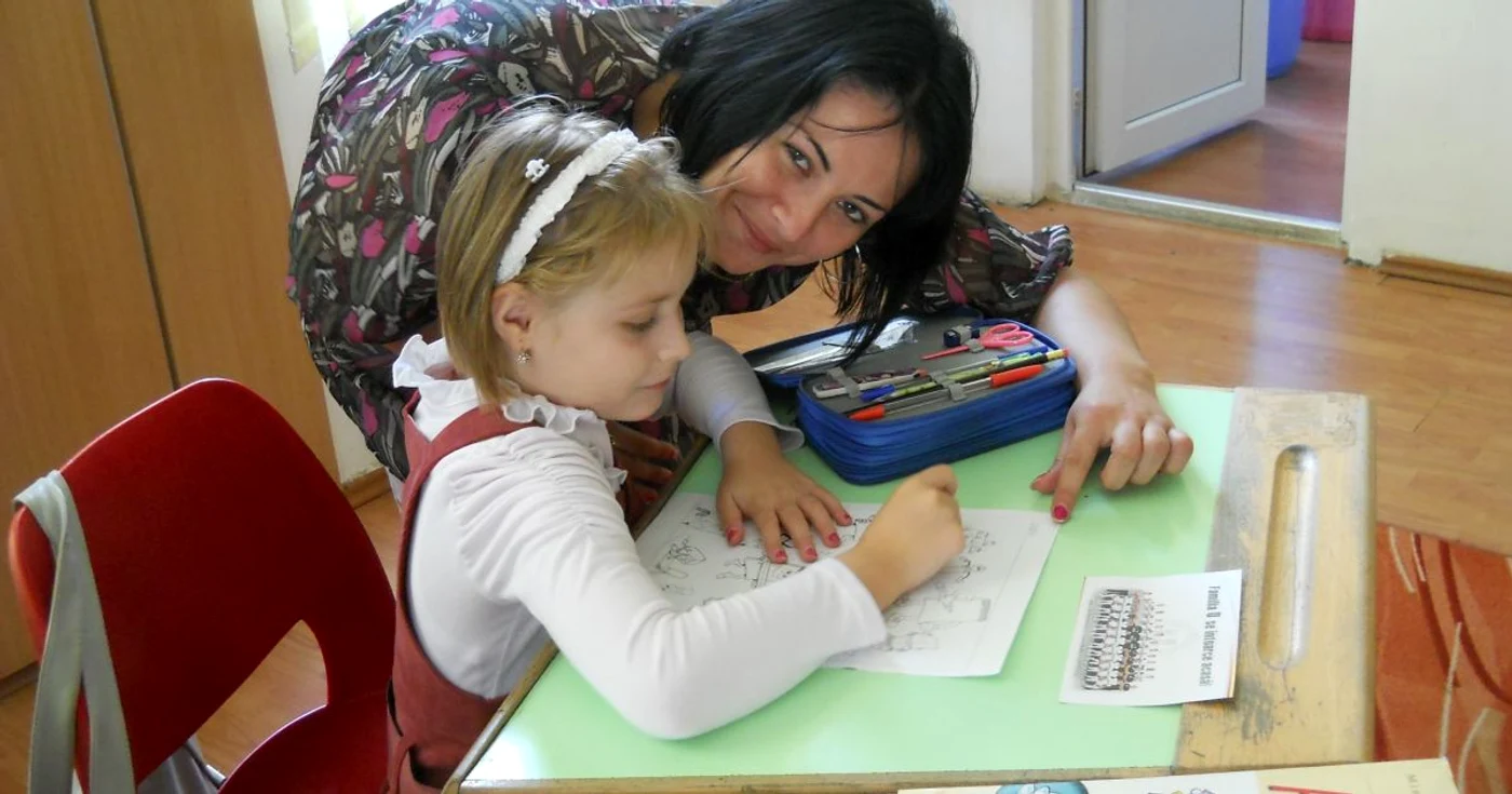 Andreea Maria Oprea din Satu Mare, de 7 ani,  a desenat alături de mama sa în prima zi de şcoală