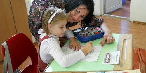 Andreea Maria Oprea din Satu Mare, de 7 ani,  a desenat alături de mama sa în prima zi de şcoală