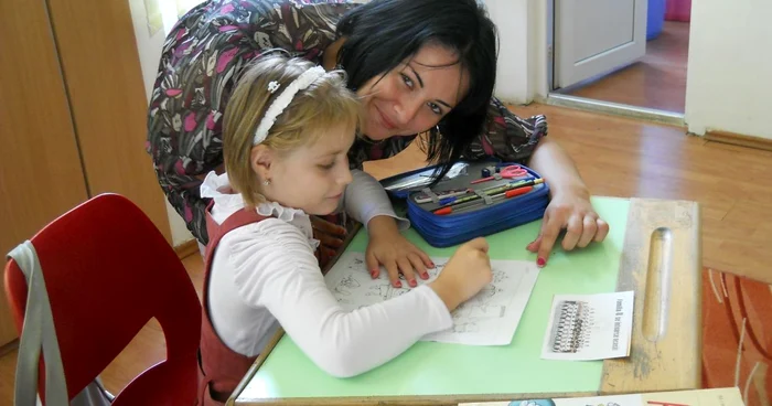 Andreea Maria Oprea din Satu Mare, de 7 ani,  a desenat alături de mama sa în prima zi de şcoală