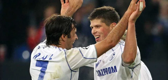 Huntelaar (dreapta) a refuzat oferte de la AC Milan şi Arsenal FOTO Mediafax