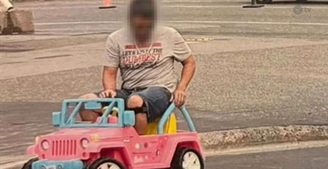 Un bărbat din Canada a mers pe stradă cu o mașină de jucărie