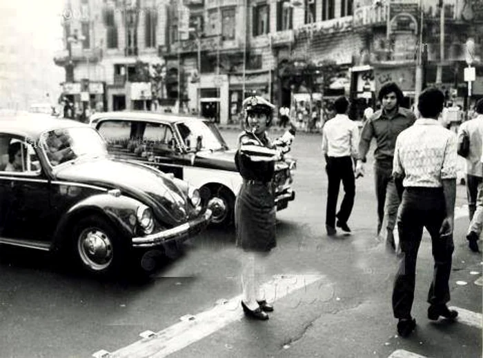 Cairo,  anii 1960: o polițistă îndrumă traficul