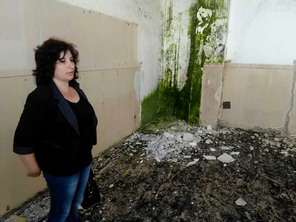 Ploile şi zăpada din anul trecut au distrus clasele de la etajul 1 şi de la parter. Pereţii s-au crăpat, parchetul s-a umflat, iar mucegaiul şi igrasia sunt la tot pasul.