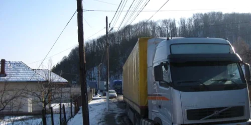 Se circula in conditii de iarna pe toate drumurile nationale din judet