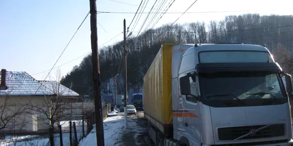 Se circula in conditii de iarna pe toate drumurile nationale din judet