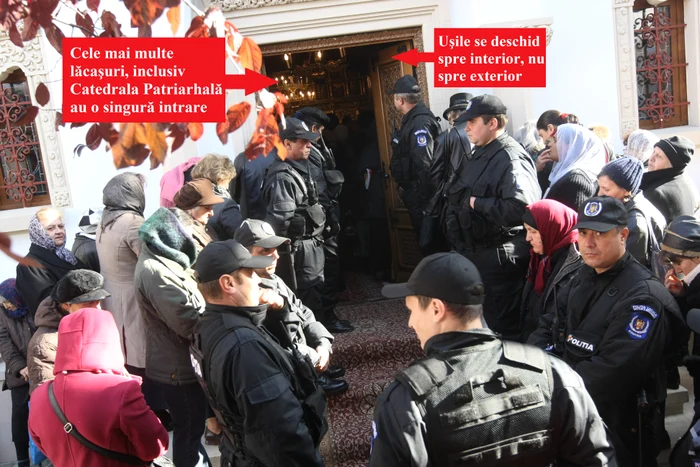 Uşile bisericilor se deschid spre interior, ceea ce împiedică evacuarea în caz de incendiu (Foto: Sever Gheorghe)