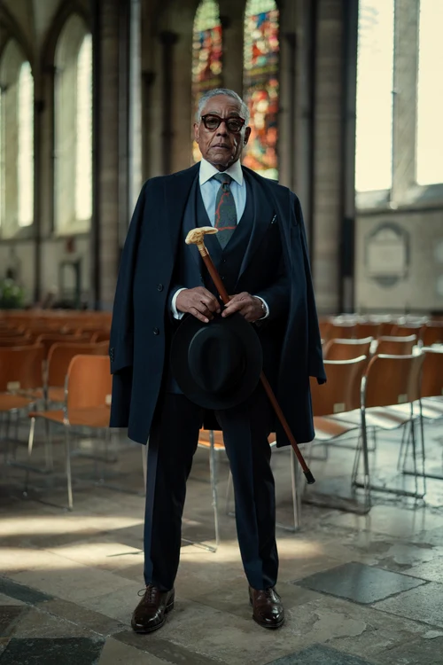 Giancarlo Esposito i se potrivește mănușă rolul lui Stanley Johnston.