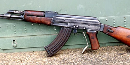 Puşti de asalt AK-47 - foto: famous-guns.com