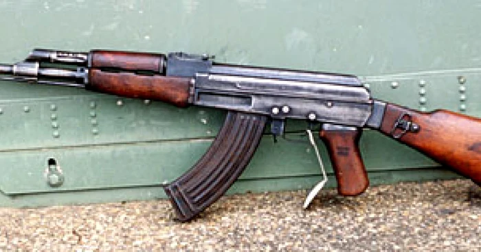 Puşti de asalt AK-47 - foto: famous-guns.com