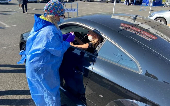 Vaccinare direct din maşină, la Deva. Foto: Prefectura Hunedoara.
