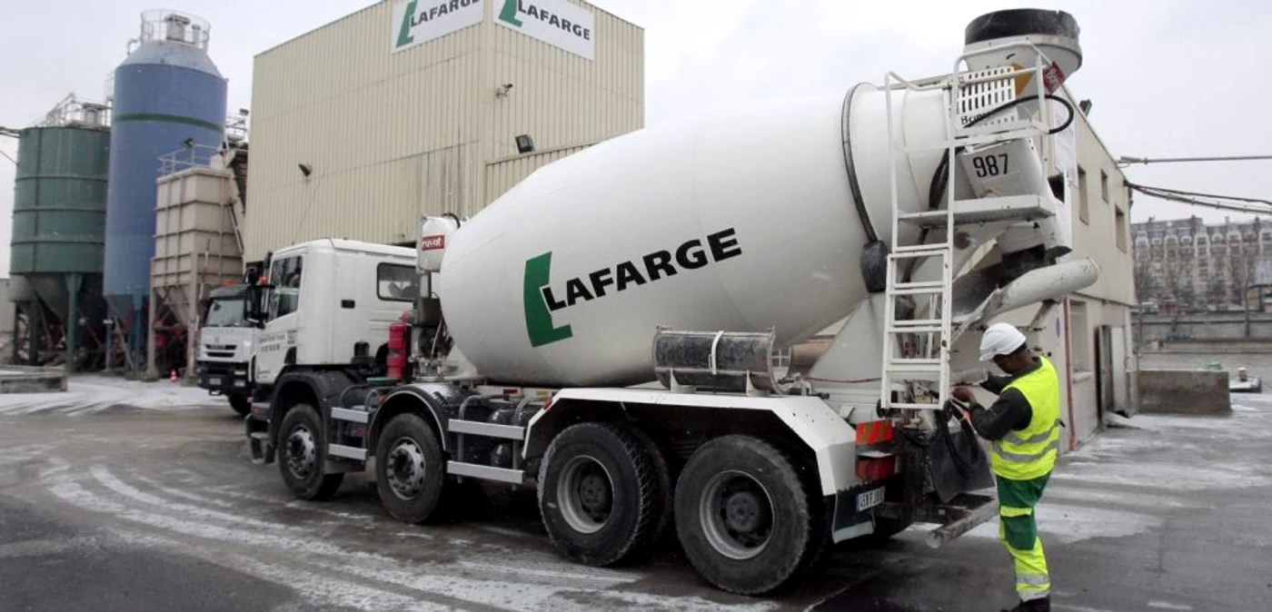 Lafarge are operaţiuni în România pe segmentul cimentului, cu ponderea cea mai mare în vânzări, dar şi al betoanelor şi agregatelor