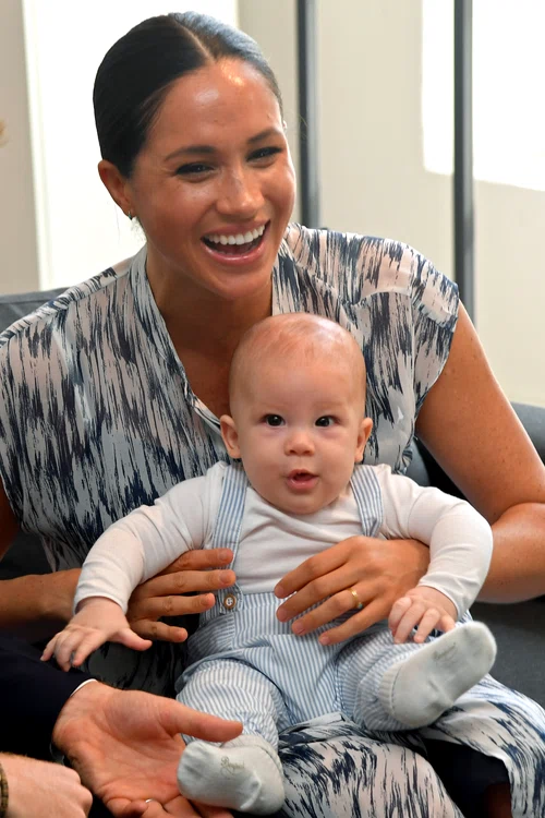 Meghan Markle radiază de fericire în timp ce îl ţine în braţe pe micuţul Archie Harrison 