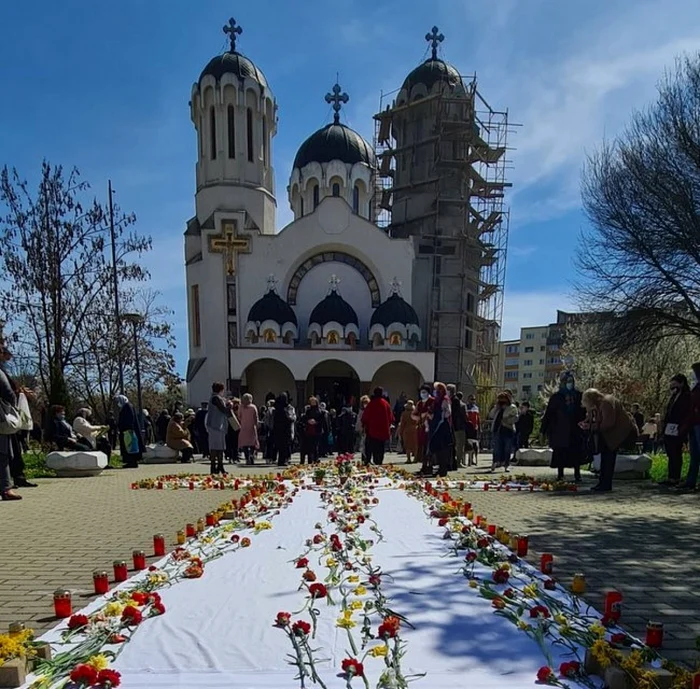 crucea de flori in fata catedralei din hunedoara foto primaria hunedoara