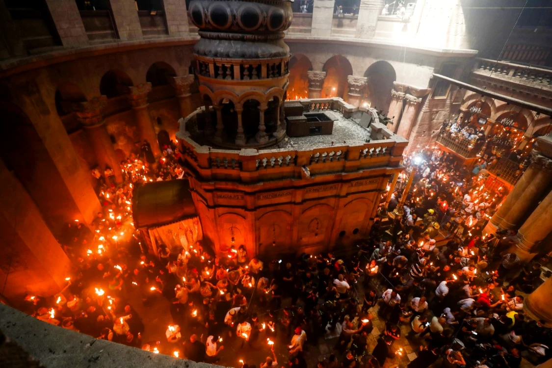Lumina Sântă a Pogorât la Biserica Sfântului Mormânt din Ierusalim. Foto epa-efe