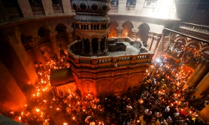 Lumina Sântă a Pogorât la Biserica Sfântului Mormânt din Ierusalim. Foto epa-efe