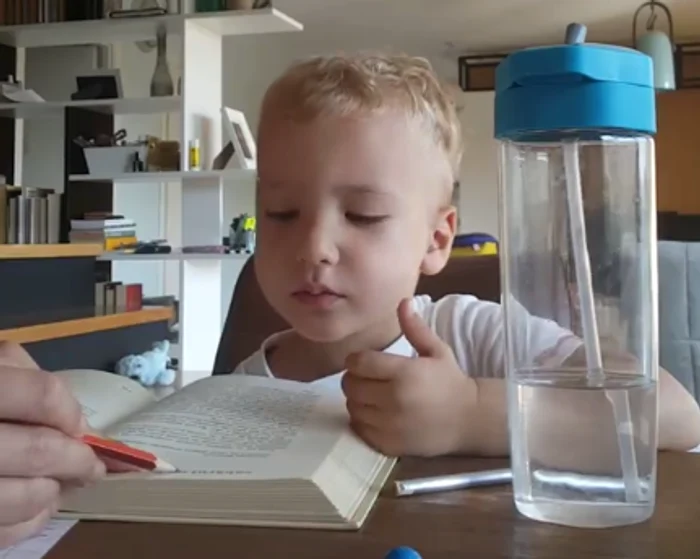 
    Băiatul Danei Nălbaru citește foarte bine la numai trei anifoto: captură  