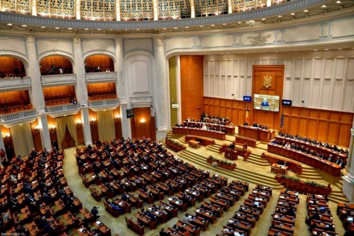 Parlamentarii au început să depună jurământul de abia după ora 18.00, după ce PSD a primit comisiile pe care le-a doritFoto: tvrmoldova.md