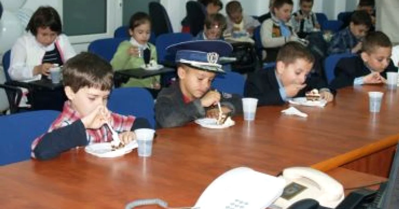 Iaşi: Copiii, răsfăţaţi de ziua lor (FOTO)