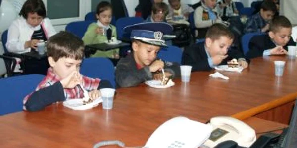 Iaşi: Copiii, răsfăţaţi de ziua lor (FOTO)