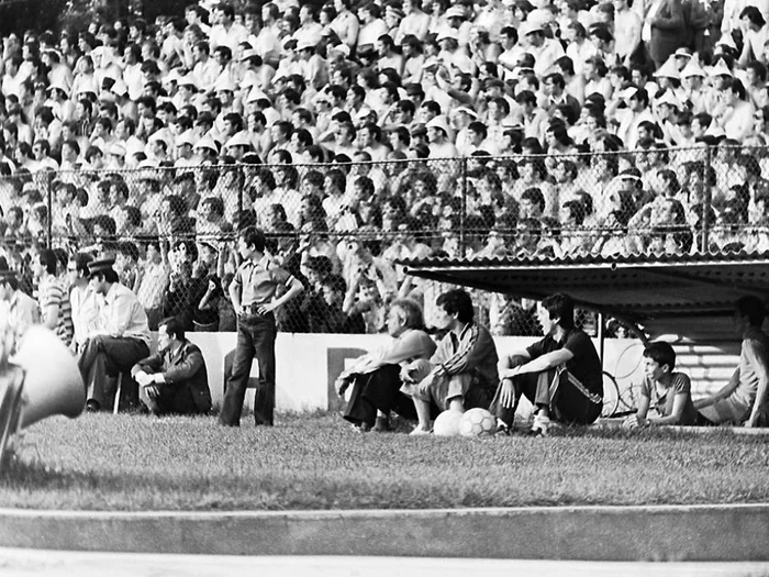Mircea Lucescu și Răzvan Lucescu la Hunedoara, 1981. Foto: Aurel Herlea
