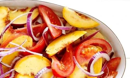 Salata usoara cu rosii, pere si ceapa jpeg