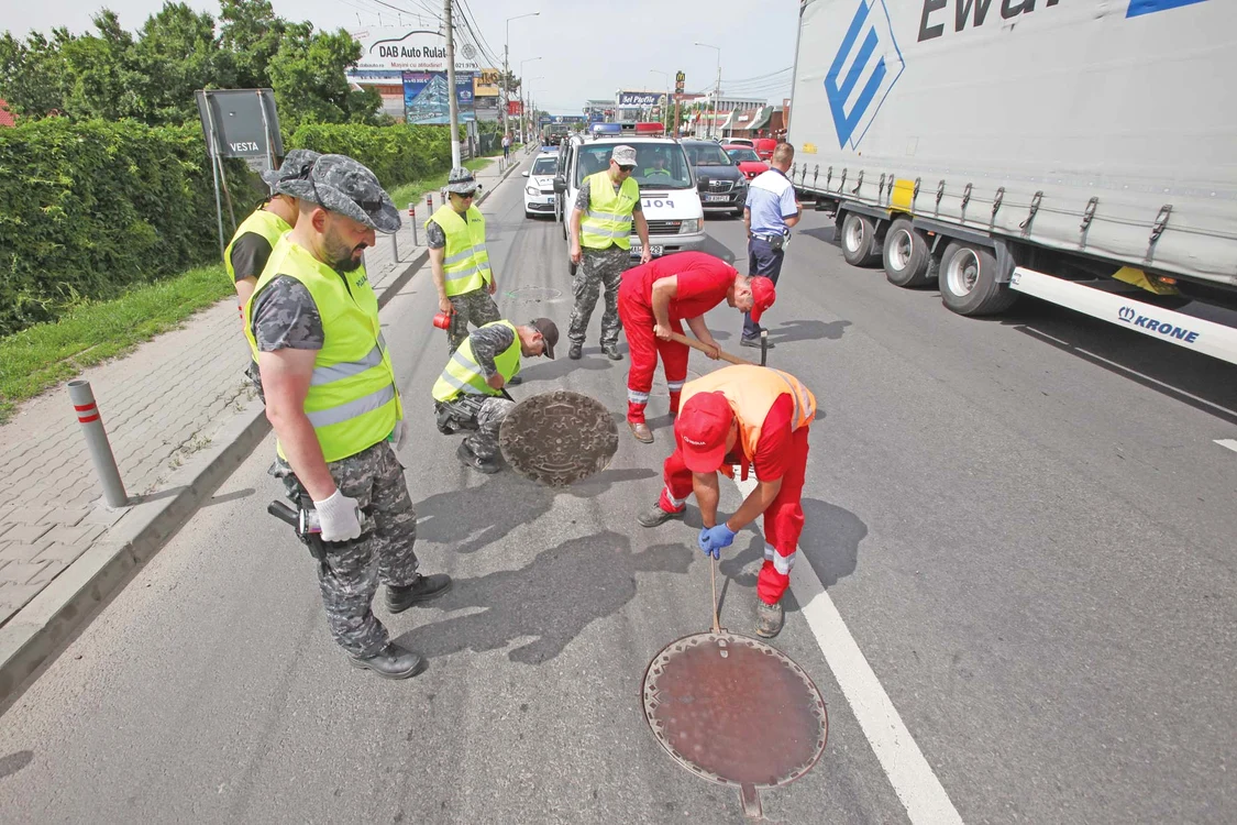  Ofițerii SRI, ajutați de angajații de la Drumuri, au sigilat ieri canalele de pe DN1