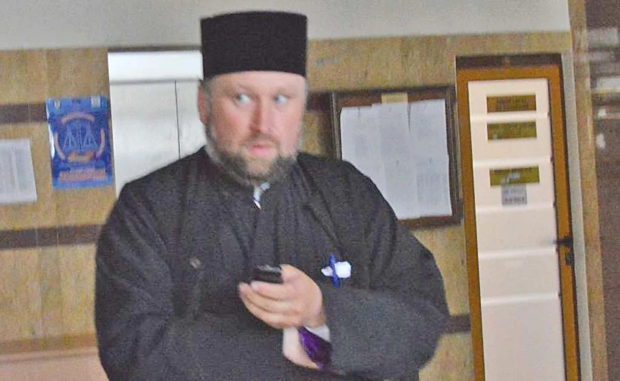 
    Fostul arhimandrit  râvnea la a doua funcţie  din Episcopia Huşilor  
